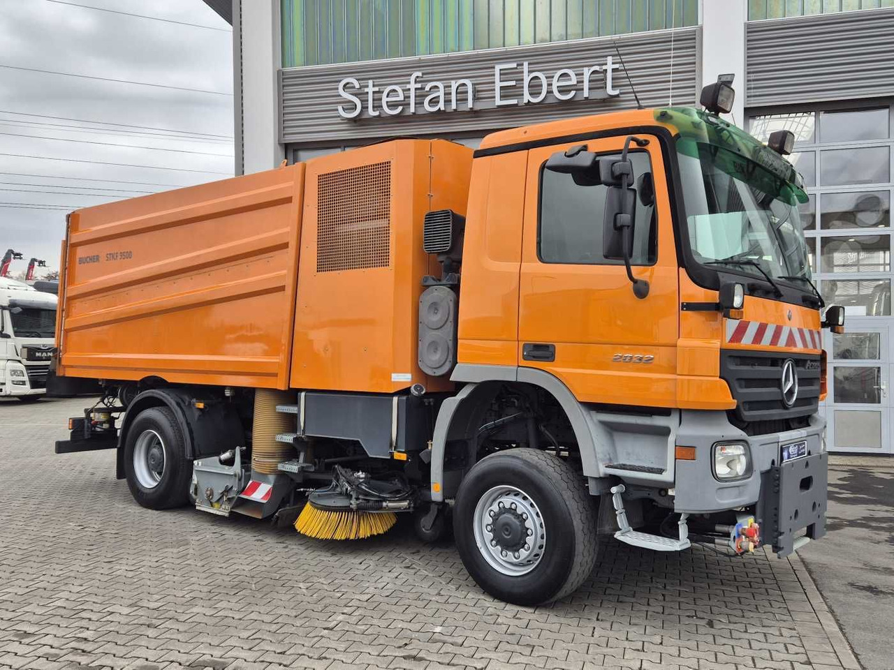 Mercedes-Benz Actros 2032 A 4x4 Bucher STKF 9500 Airport 30x - Balayeuse de voirie: photos 4 Mercedes-Benz Actros 2032 A 4x4 Bucher STKF 9500 Airport 30x - Balayeuse de voirie: photos 4