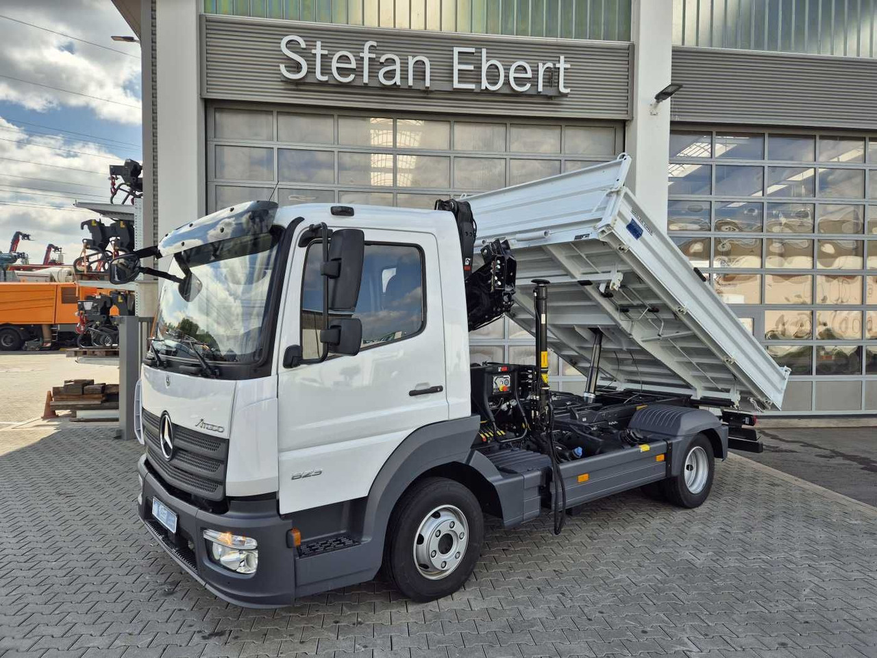 Mercedes-Benz Atego 823 KK Kipper+Kran+Funk+Greifersteuerung - Véhicule utilitaire benne: photos 1 Mercedes-Benz Atego 823 KK Kipper+Kran+Funk+Greifersteuerung - Véhicule utilitaire benne: photos 1