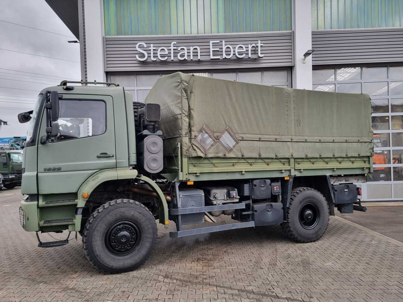Mercedes-Benz Axor 1829 A 4x4 Pritsche/Plane 10 Stück - Camion plateau: photos 4 Mercedes-Benz Axor 1829 A 4x4 Pritsche/Plane 10 Stück - Camion plateau: photos 4