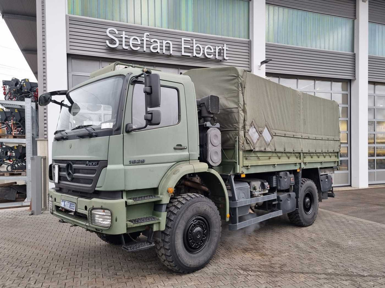 Mercedes-Benz Axor 1829 A 4x4 Pritsche/Plane 10 Stück - Camion plateau: photos 1 Mercedes-Benz Axor 1829 A 4x4 Pritsche/Plane 10 Stück - Camion plateau: photos 1