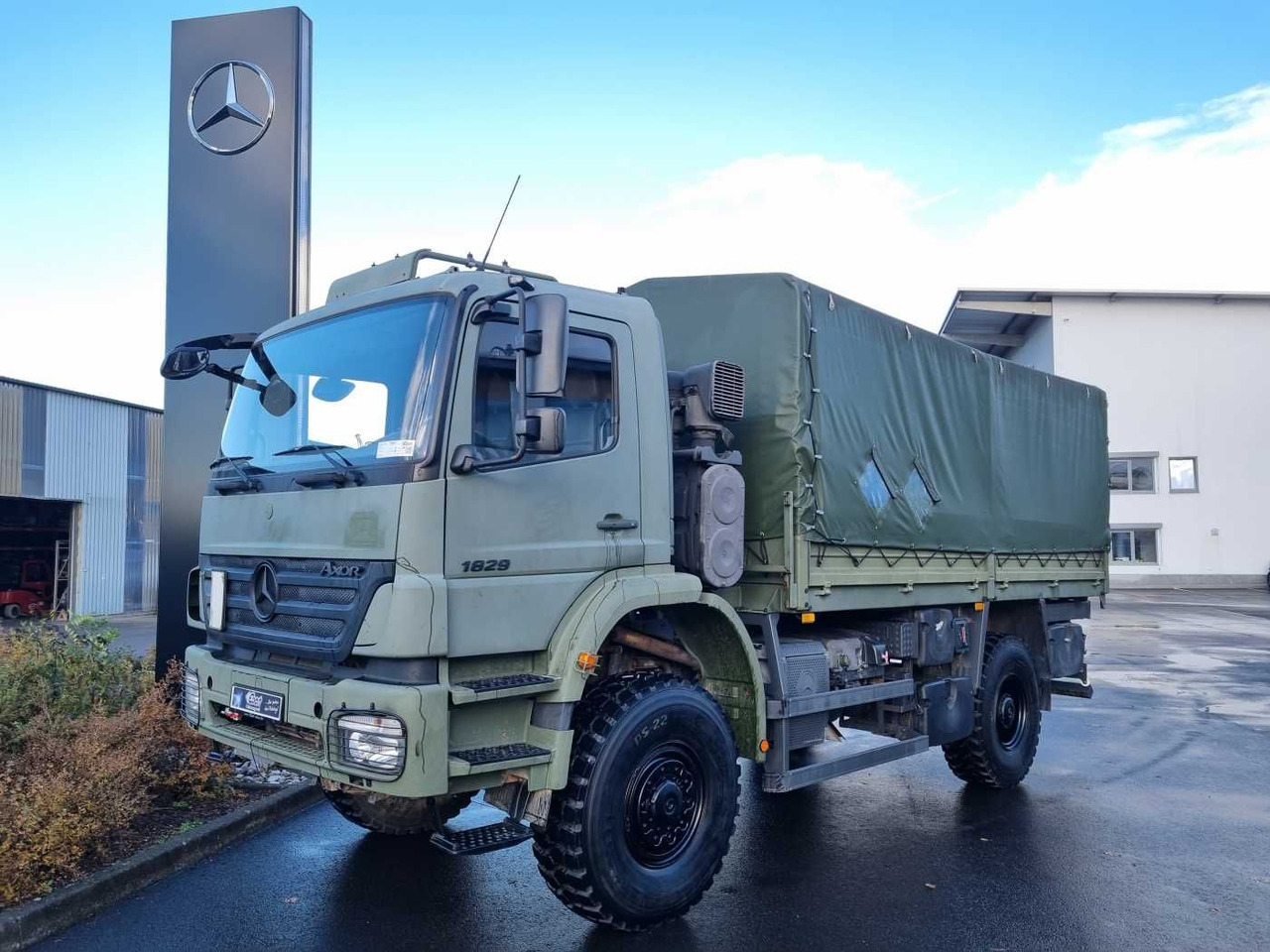 Mercedes-Benz Axor 1829 A 4x4 Pritsche/Plane 10 Stück - Camion à rideaux coulissants: photos 1 Mercedes-Benz Axor 1829 A 4x4 Pritsche/Plane 10 Stück - Camion à rideaux coulissants: photos 1