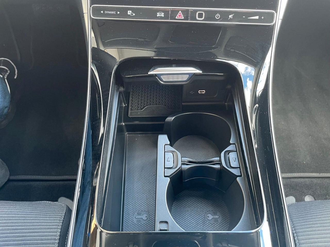 Berline Mercedes-Benz C 200 d AVANTGARDE 360°+TOTW+Carplay+Ambiente: photos 18 Berline Mercedes-Benz C 200 d AVANTGARDE 360°+TOTW+Carplay+Ambiente: photos 18