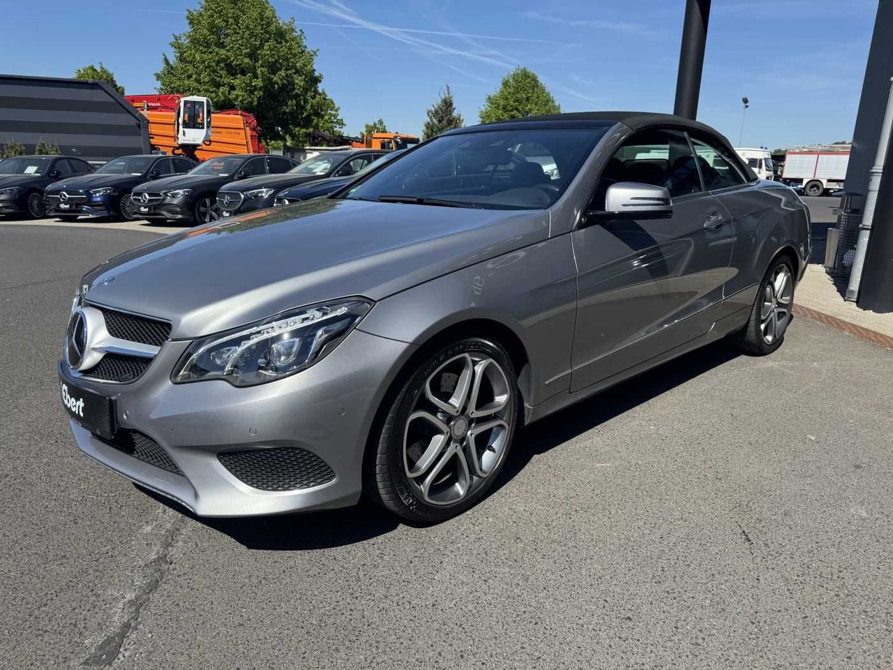 Mercedes-Benz E 300 Cabrio Sportpaket+Distr+Airscarf+SitzKlima - Voiture: photos 2 Mercedes-Benz E 300 Cabrio Sportpaket+Distr+Airscarf+SitzKlima - Voiture: photos 2