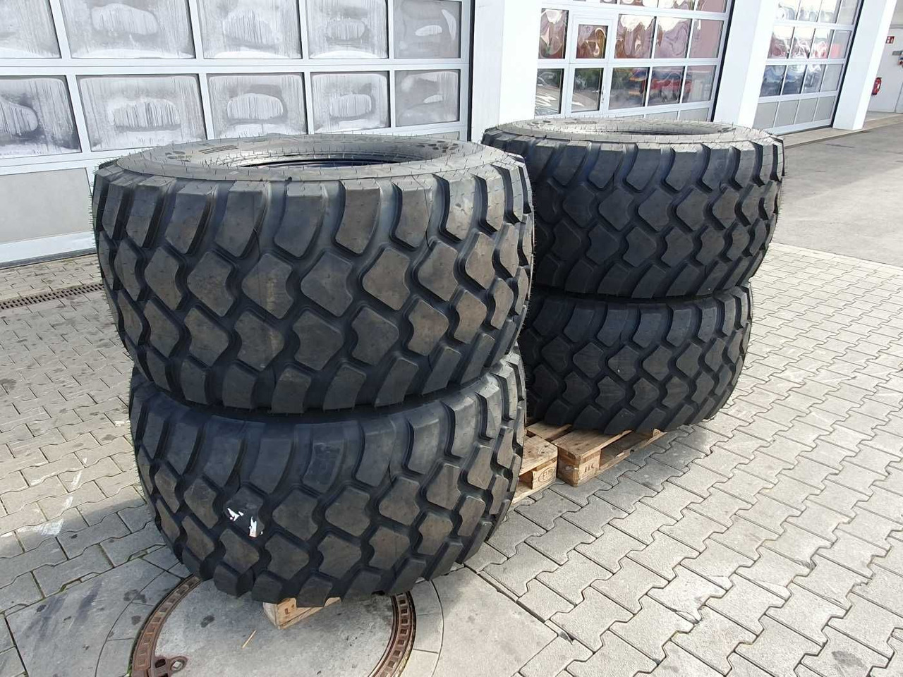 Mercedes-Benz Radlader Reifen mit Felge / NEU / lagernd - Roue complète pour Machine agricole: photos 3 Mercedes-Benz Radlader Reifen mit Felge / NEU / lagernd - Roue complète pour Machine agricole: photos 3