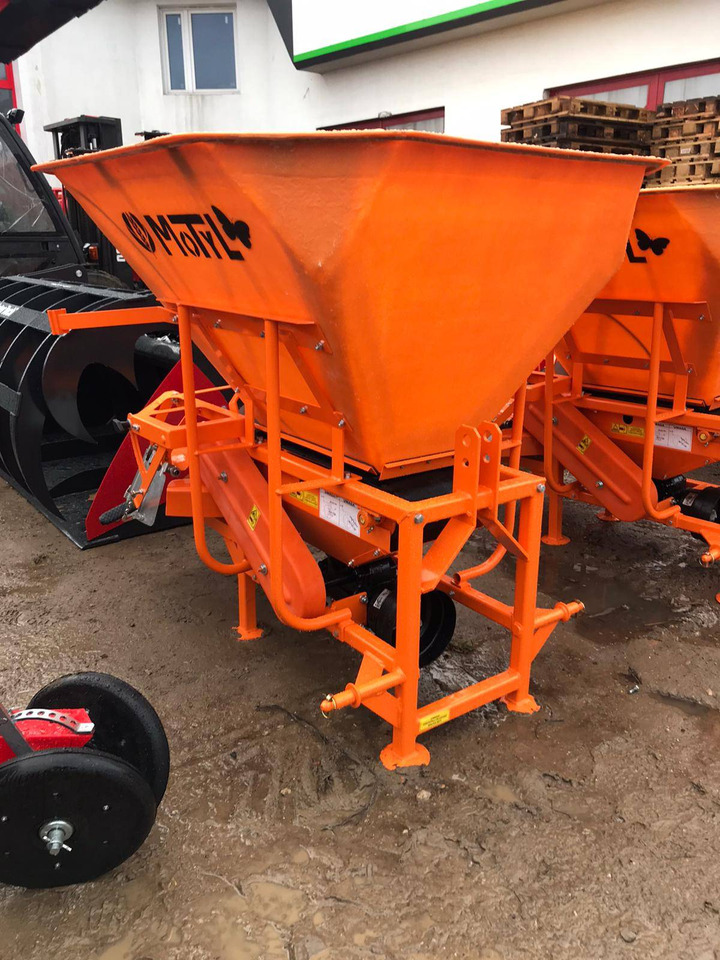 POM Augustów salt and sand spreader with communal attachment Motyl N 31M/1 - Epandeur de sable: photos 4 POM Augustów salt and sand spreader with communal attachment Motyl N 31M/1 - Epandeur de sable: photos 4
