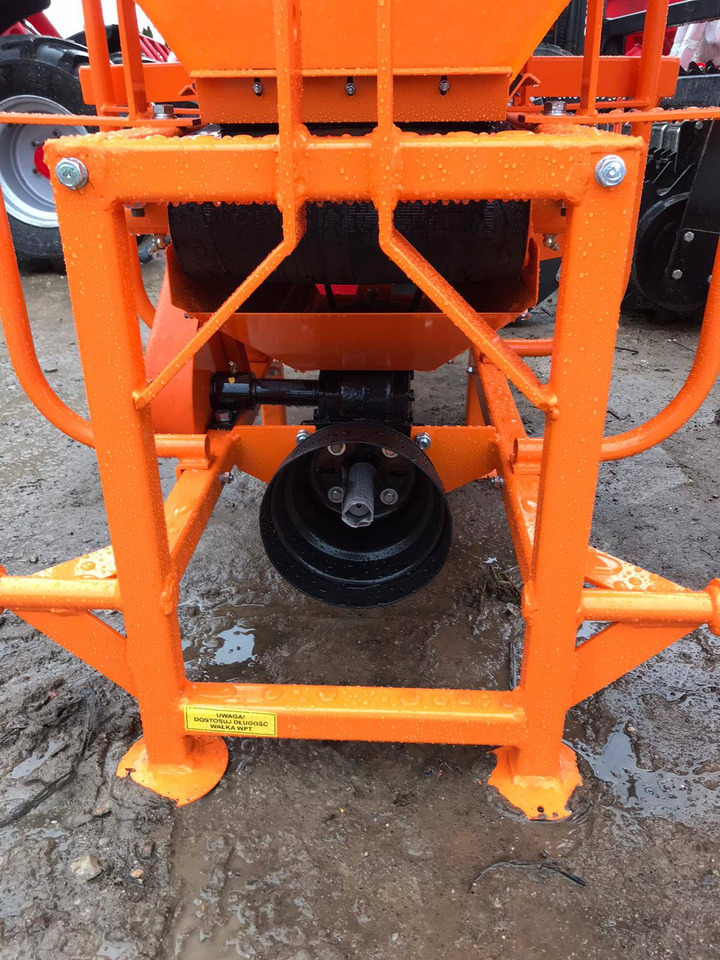 POM Augustów salt and sand spreader with communal attachment Motyl N 31M/1 - Epandeur de sable: photos 5 POM Augustów salt and sand spreader with communal attachment Motyl N 31M/1 - Epandeur de sable: photos 5