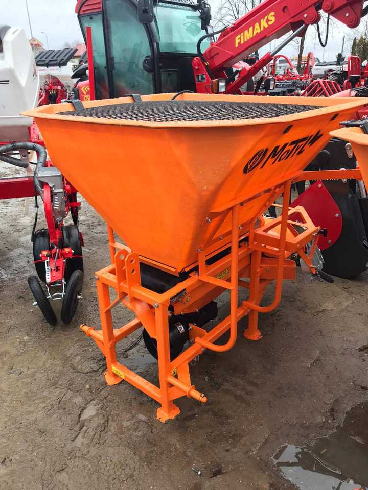 POM Augustów salt and sand spreader with communal attachment Motyl N 31M/1 - Epandeur de sable: photos 1 POM Augustów salt and sand spreader with communal attachment Motyl N 31M/1 - Epandeur de sable: photos 1