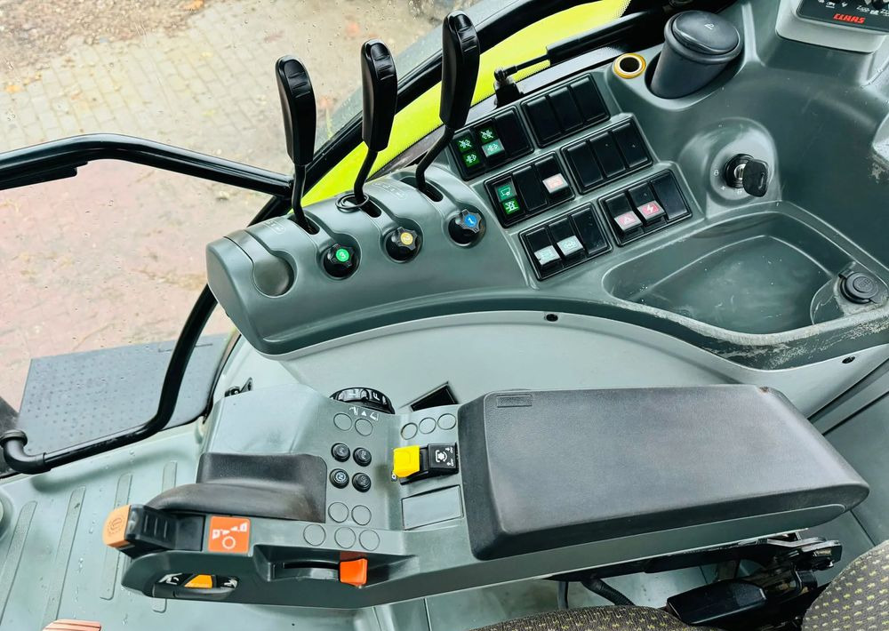 Tracteur agricole Claas Arion 620: photos 7