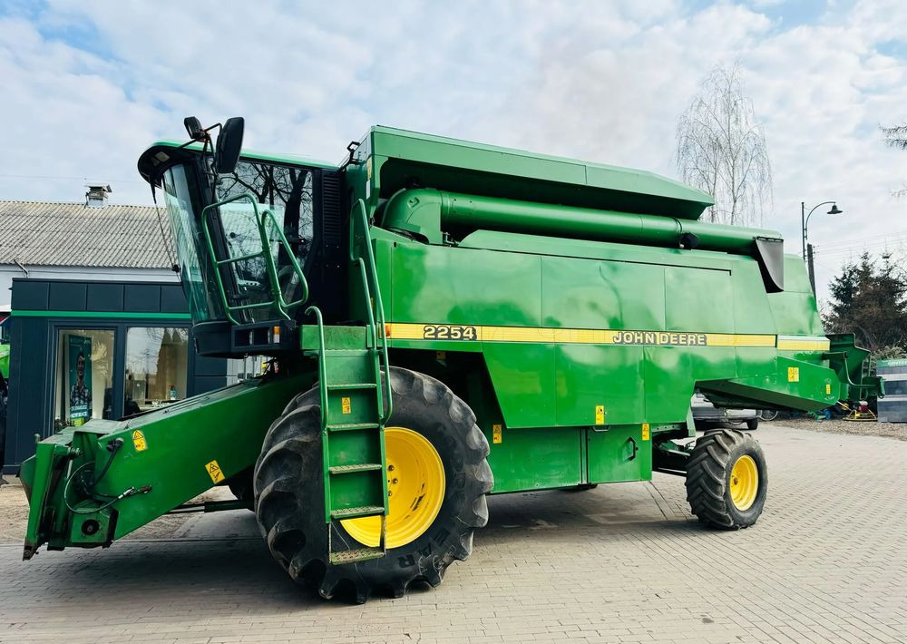 John Deere 2254 - Moissonneuse-batteuse: photos 1 John Deere 2254 - Moissonneuse-batteuse: photos 1