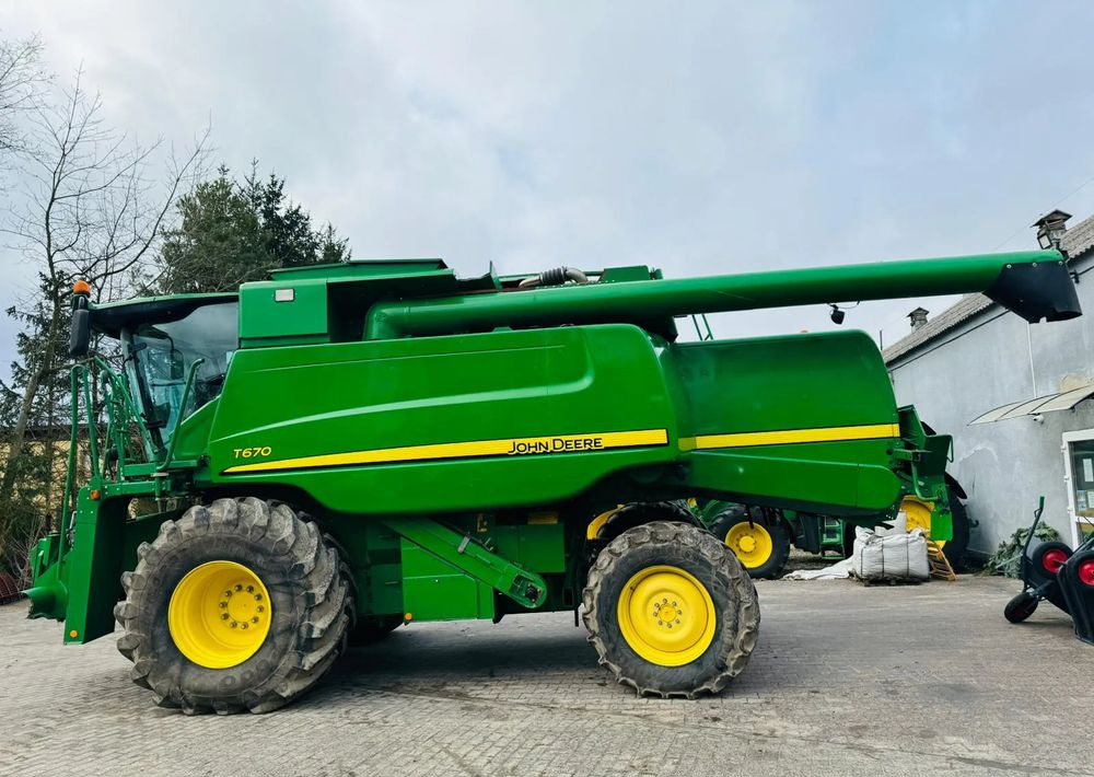 John Deere T670 - Moissonneuse-batteuse: photos 1 John Deere T670 - Moissonneuse-batteuse: photos 1
