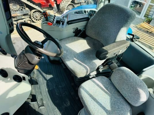 New Holland T8020 - Tracteur agricole: photos 4 New Holland T8020 - Tracteur agricole: photos 4