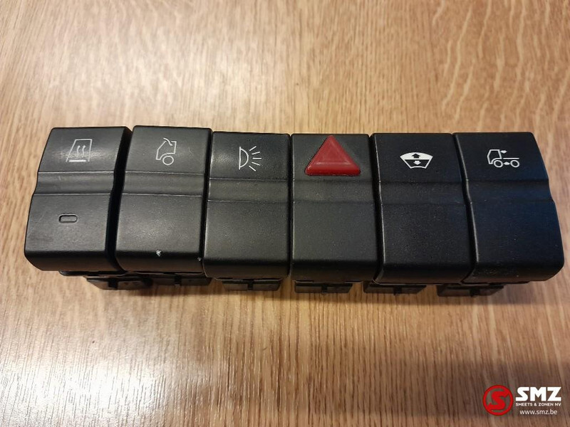 Iveco Occ set van 6 schakelaars instrumentenpaneel Iveco - Panel de instrumentos pour Camion: photos 1 Iveco Occ set van 6 schakelaars instrumentenpaneel Iveco - Panel de instrumentos pour Camion: photos 1