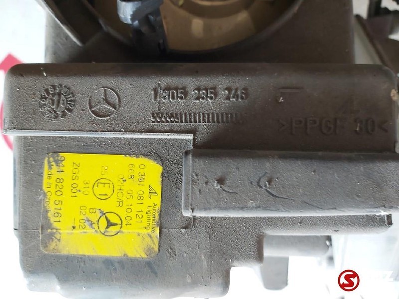 Mercedes-Benz Occ Koplamp links met steun Mercedes Actros MP1 - Feu avant pour Camion: photos 2 Mercedes-Benz Occ Koplamp links met steun Mercedes Actros MP1 - Feu avant pour Camion: photos 2