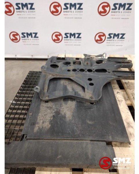 Mercedes-Benz Occ Spatbord met steun links Actros MP4 - Carrosserie et extérieur pour Camion: photos 2 Mercedes-Benz Occ Spatbord met steun links Actros MP4 - Carrosserie et extérieur pour Camion: photos 2