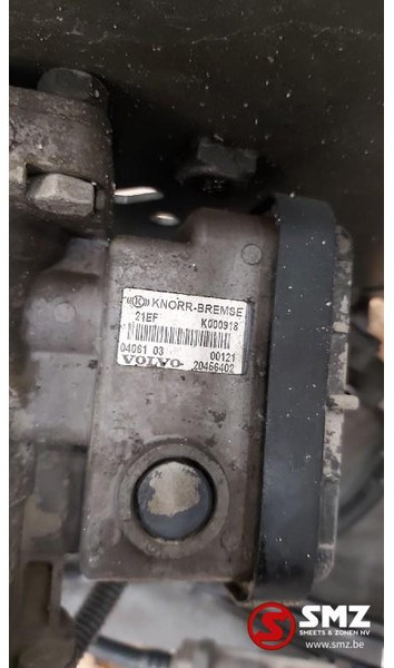 Volvo Occ Spatbordsteun met ventielen Volvo FH12 - Carrosserie et extérieur pour Camion: photos 5 Volvo Occ Spatbordsteun met ventielen Volvo FH12 - Carrosserie et extérieur pour Camion: photos 5