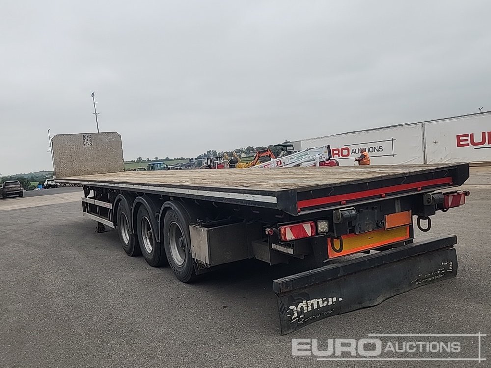 2010 Dennison 45' Tri Axle Flat Trailer, Goal Post Sockets - Semi-remorque plateau: photos 2 2010 Dennison 45' Tri Axle Flat Trailer, Goal Post Sockets - Semi-remorque plateau: photos 2