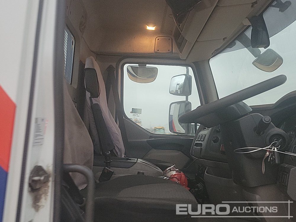 Camion plateau pour transport de équipements lourds 2016 DAF 210: photos 18