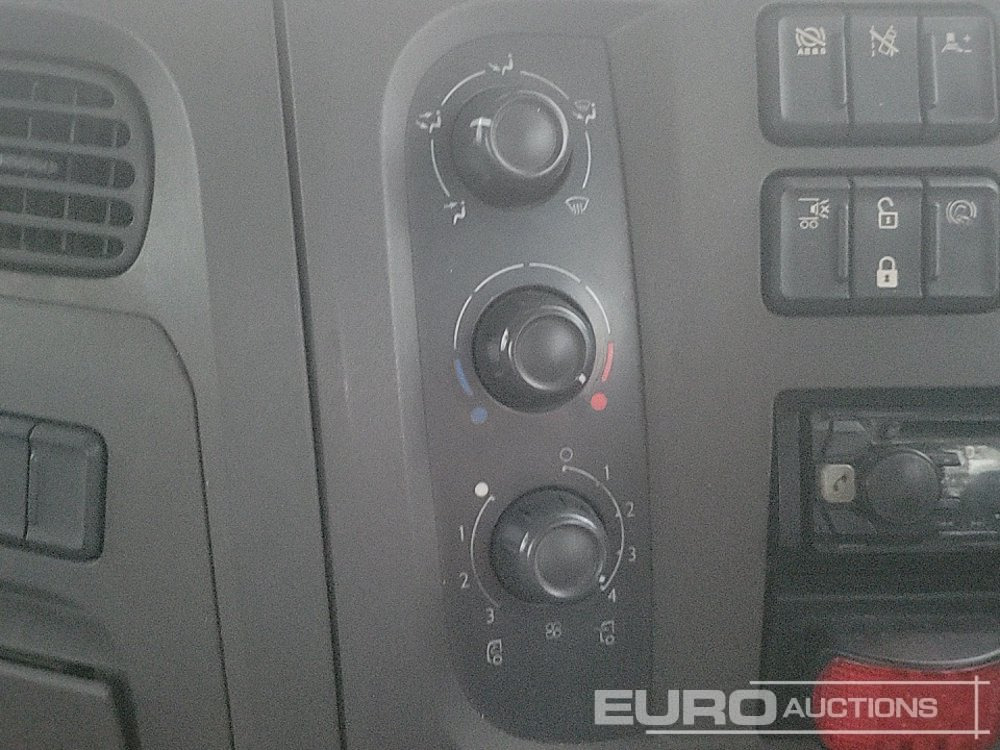 Camion plateau pour transport de équipements lourds 2016 DAF 210: photos 22