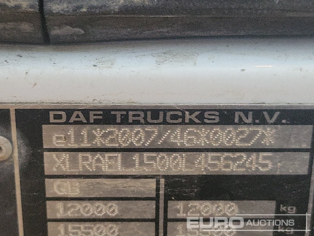 Camion plateau pour transport de équipements lourds 2016 DAF 210: photos 35