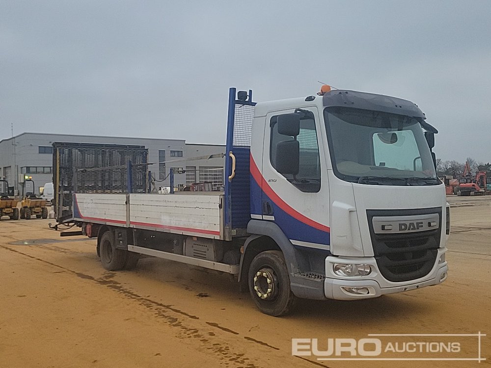 Camion plateau pour transport de équipements lourds 2016 DAF 210: photos 7