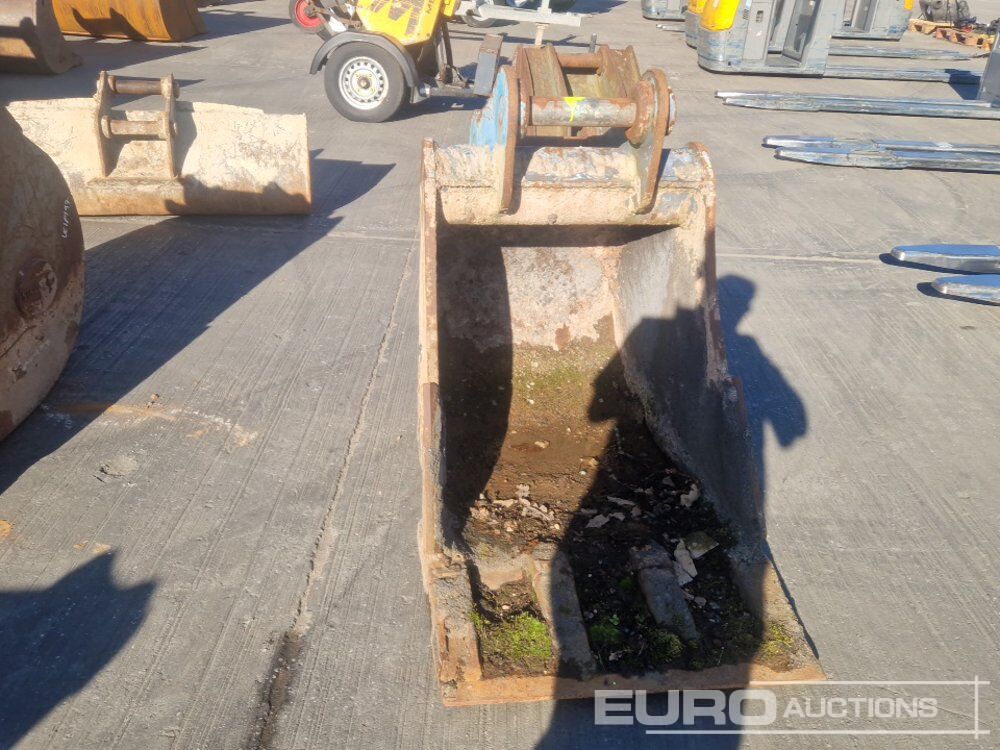 Godet 32" Digging Bucket 65mm Pins: photos 8 Godet 32" Digging Bucket 65mm Pins: photos 8