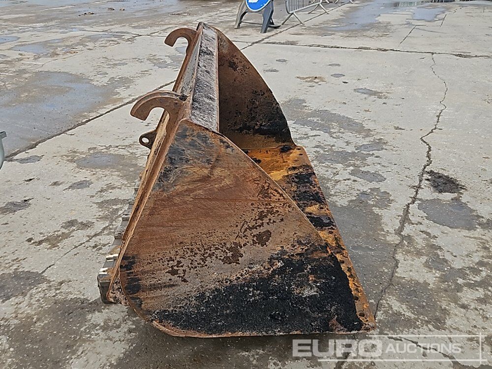 Godet 60" Loading Bucket to suit Telehandler: photos 6