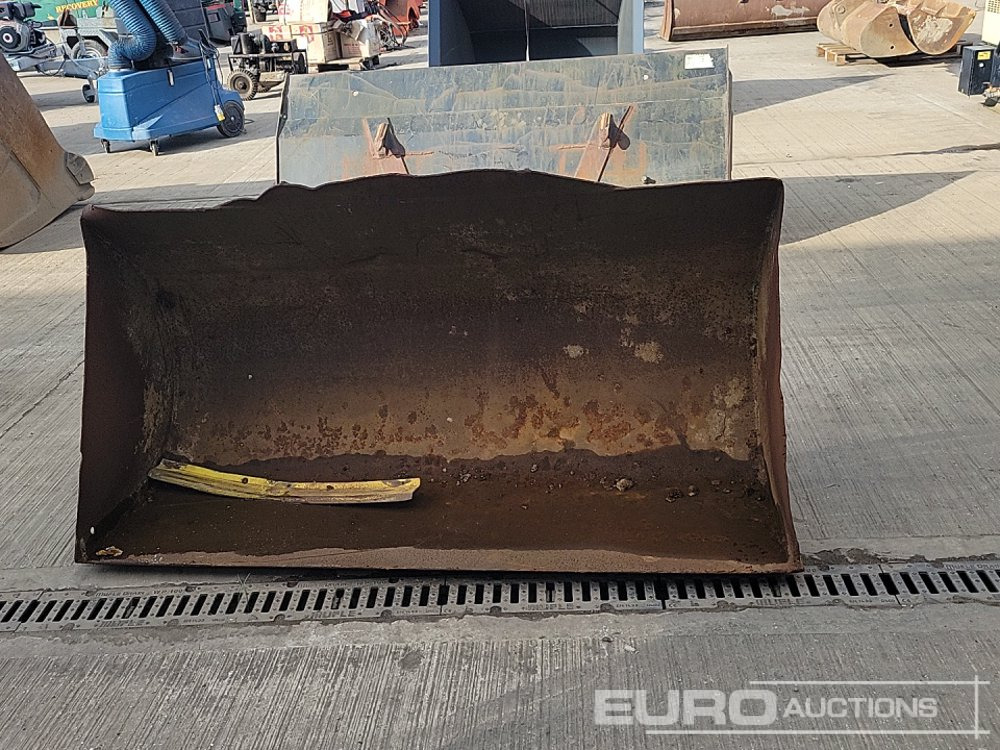 70" Loading Bucket to suit Telehandler - Godet: photos 4 70" Loading Bucket to suit Telehandler - Godet: photos 4