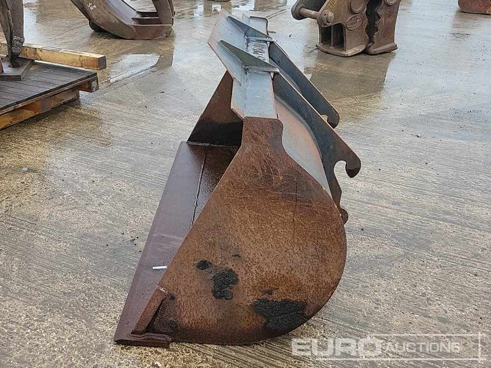 70" Loading Bucket to suit Telehandler - Godet: photos 2 70" Loading Bucket to suit Telehandler - Godet: photos 2