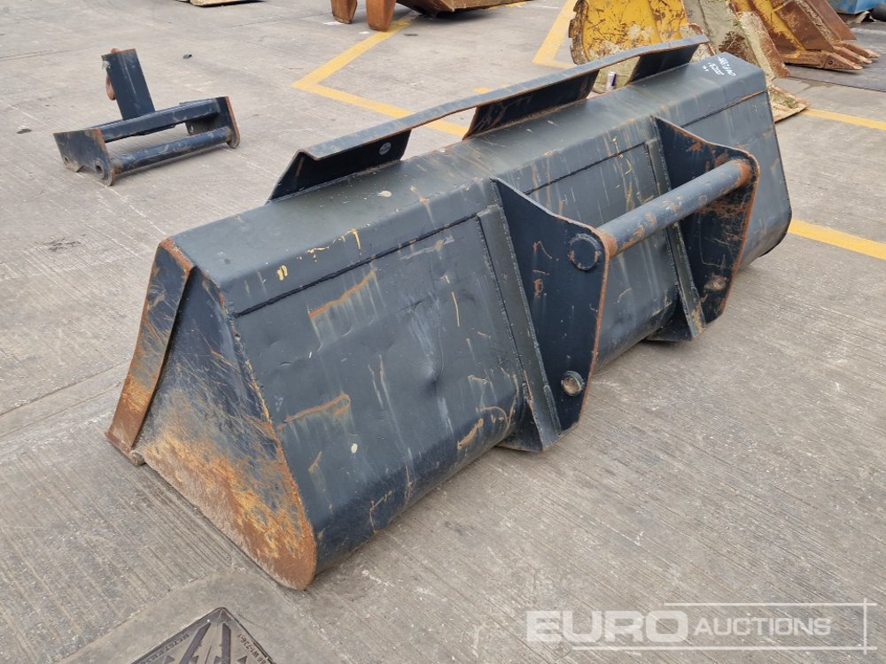 92" Loading Bucket to suit Manitou Telehandler - Godet: photos 5 92" Loading Bucket to suit Manitou Telehandler - Godet: photos 5