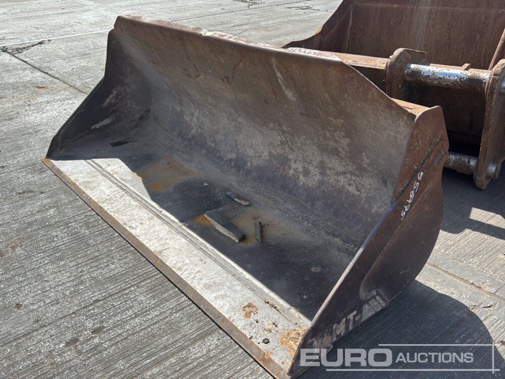 92" Loading Bucket to suit Manitou Telehandler - Godet: photos 1 92" Loading Bucket to suit Manitou Telehandler - Godet: photos 1