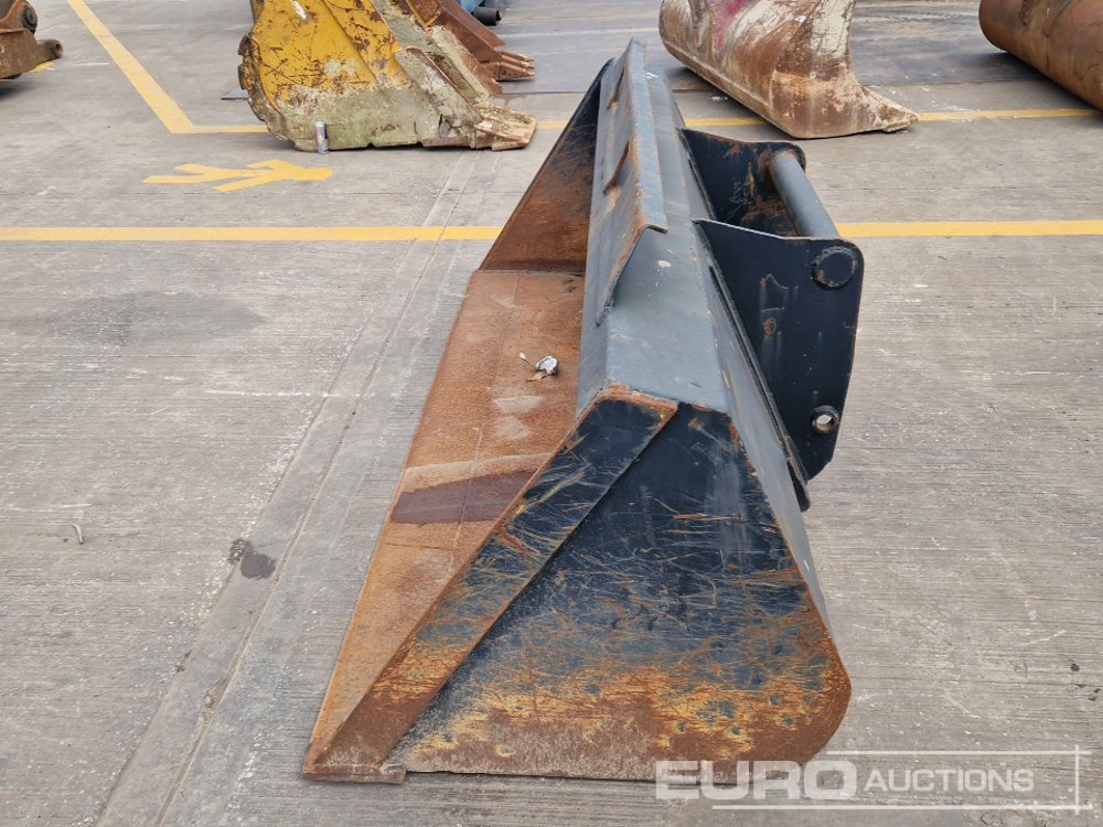 92" Loading Bucket to suit Manitou Telehandler - Godet: photos 4 92" Loading Bucket to suit Manitou Telehandler - Godet: photos 4