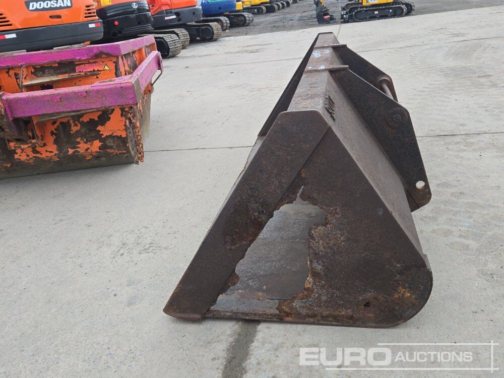 92" Loading Bucket to suit Manitou Telehandler - Godet: photos 2 92" Loading Bucket to suit Manitou Telehandler - Godet: photos 2