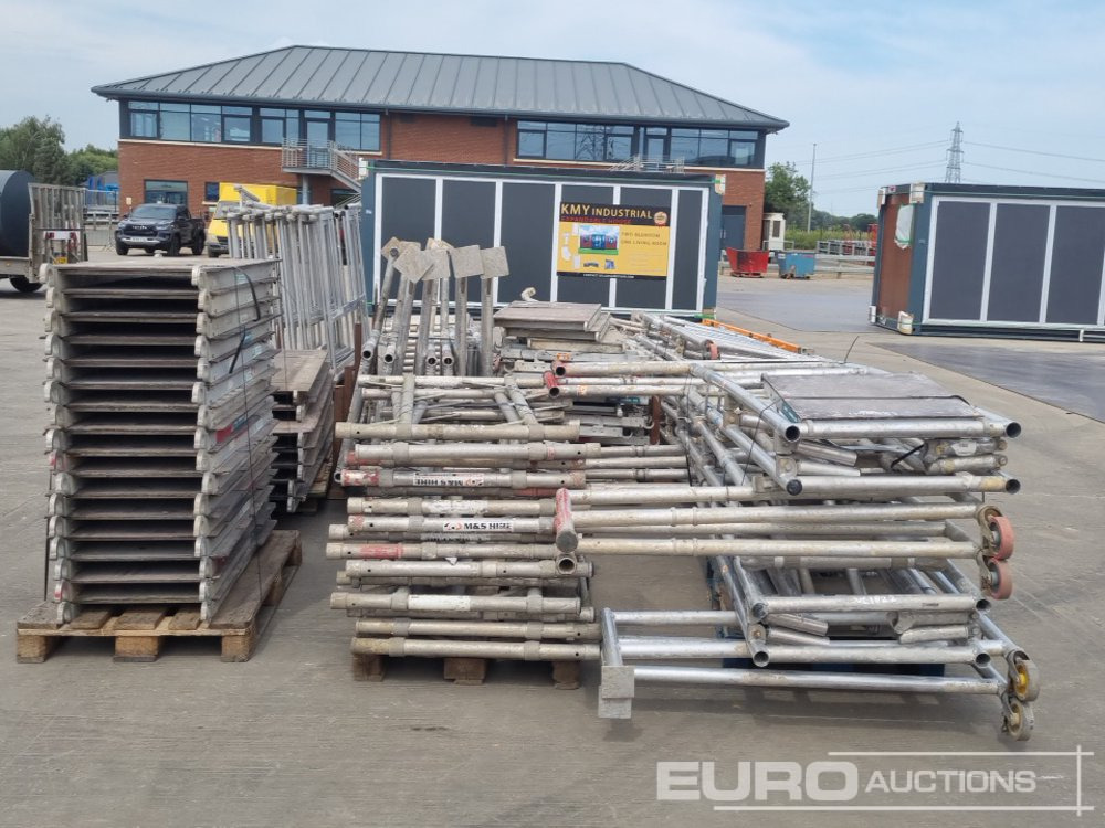 Bundle of Folding Aluminium Scaffolding (5 of), Bundle of Folding Fiberglass Scaffolding, Bundle of Aluminium Scaffolding (3 of), Aluminium Staging Boards (3 of) - Matériel de chantier: photos 2 Bundle of Folding Aluminium Scaffolding (5 of), Bundle of Folding Fiberglass Scaffolding, Bundle of Aluminium Scaffolding (3 of), Aluminium Staging Boards (3 of) - Matériel de chantier: photos 2