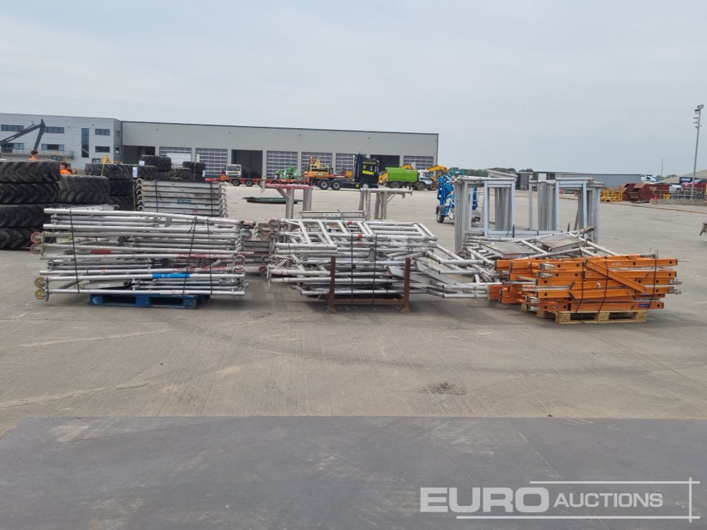 Bundle of Folding Aluminium Scaffolding (5 of), Bundle of Folding Fiberglass Scaffolding, Bundle of Aluminium Scaffolding (3 of), Aluminium Staging Boards (3 of) - Matériel de chantier: photos 4 Bundle of Folding Aluminium Scaffolding (5 of), Bundle of Folding Fiberglass Scaffolding, Bundle of Aluminium Scaffolding (3 of), Aluminium Staging Boards (3 of) - Matériel de chantier: photos 4
