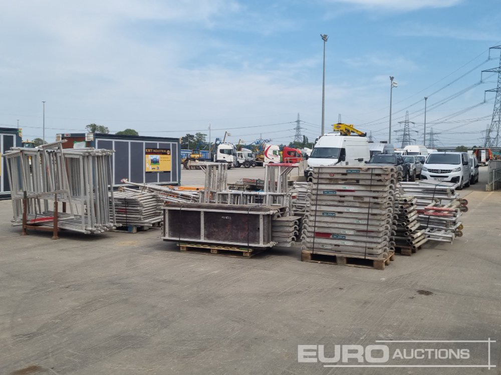 Bundle of Folding Aluminium Scaffolding (5 of), Bundle of Folding Fiberglass Scaffolding, Bundle of Aluminium Scaffolding (3 of), Aluminium Staging Boards (3 of) - Matériel de chantier: photos 1 Bundle of Folding Aluminium Scaffolding (5 of), Bundle of Folding Fiberglass Scaffolding, Bundle of Aluminium Scaffolding (3 of), Aluminium Staging Boards (3 of) - Matériel de chantier: photos 1
