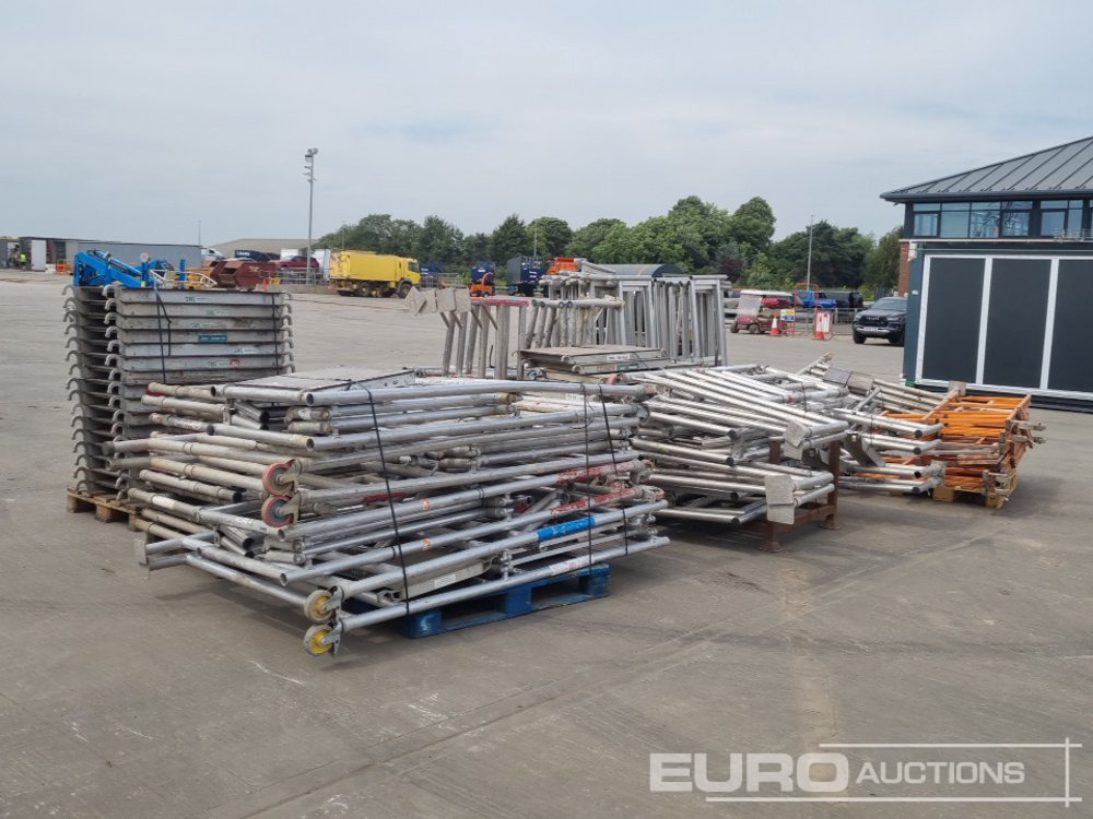 Bundle of Folding Aluminium Scaffolding (5 of), Bundle of Folding Fiberglass Scaffolding, Bundle of Aluminium Scaffolding (3 of), Aluminium Staging Boards (3 of) - Matériel de chantier: photos 3 Bundle of Folding Aluminium Scaffolding (5 of), Bundle of Folding Fiberglass Scaffolding, Bundle of Aluminium Scaffolding (3 of), Aluminium Staging Boards (3 of) - Matériel de chantier: photos 3