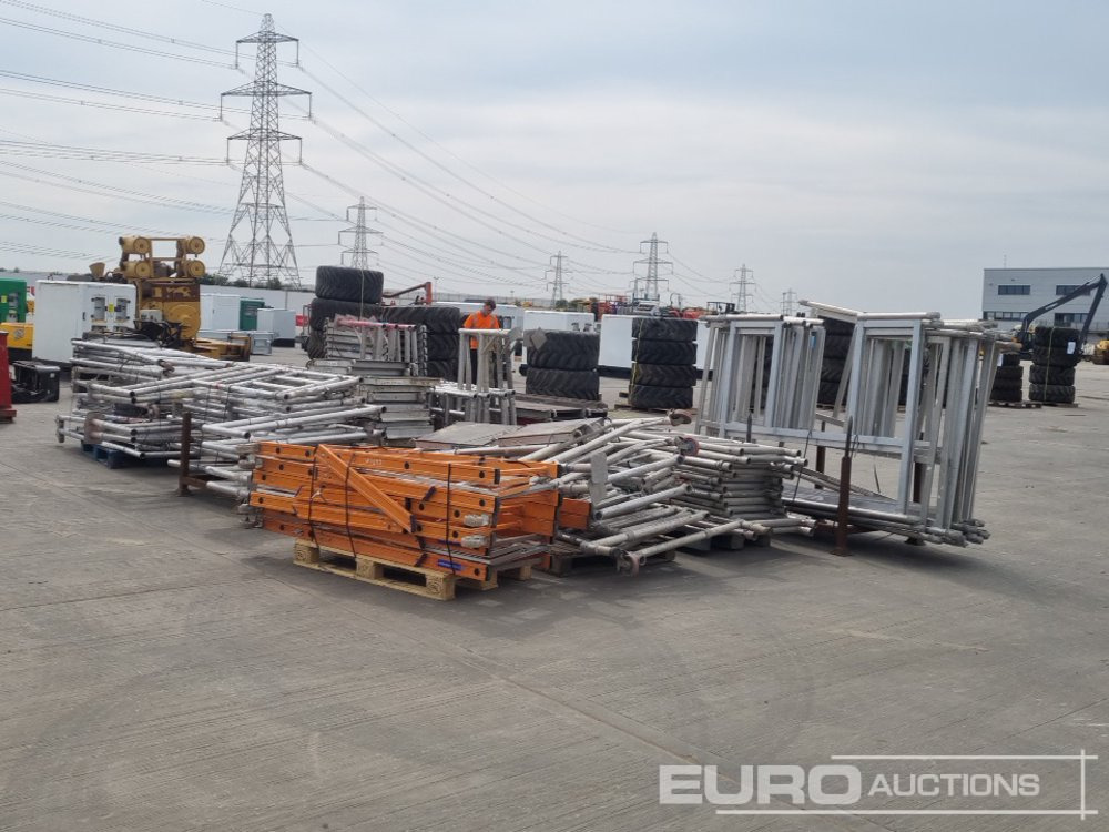 Bundle of Folding Aluminium Scaffolding (5 of), Bundle of Folding Fiberglass Scaffolding, Bundle of Aluminium Scaffolding (3 of), Aluminium Staging Boards (3 of) - Matériel de chantier: photos 5 Bundle of Folding Aluminium Scaffolding (5 of), Bundle of Folding Fiberglass Scaffolding, Bundle of Aluminium Scaffolding (3 of), Aluminium Staging Boards (3 of) - Matériel de chantier: photos 5