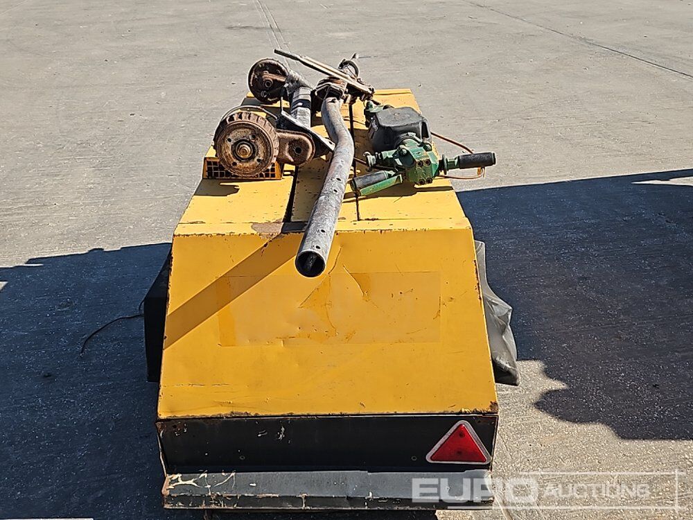 Compair Compressor (Parts Missing), Pneumatic Hand Held Breaker - Compresseur d'air: photos 4 Compair Compressor (Parts Missing), Pneumatic Hand Held Breaker - Compresseur d'air: photos 4