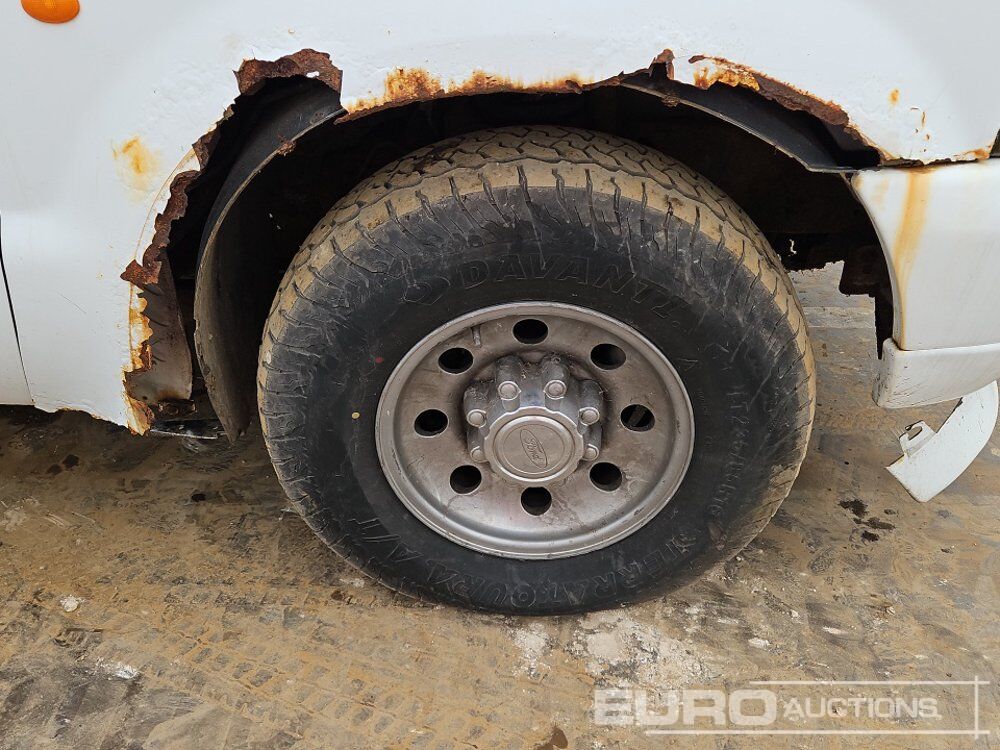 Voiture Ford Excursion: photos 12