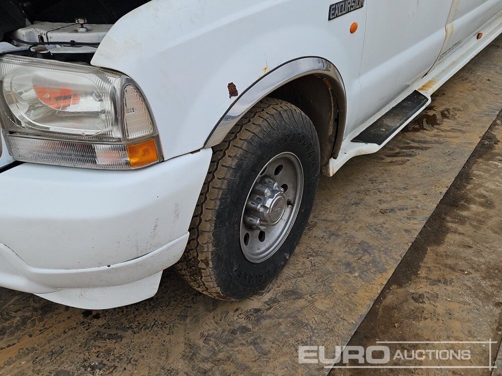 Voiture Ford Excursion: photos 25