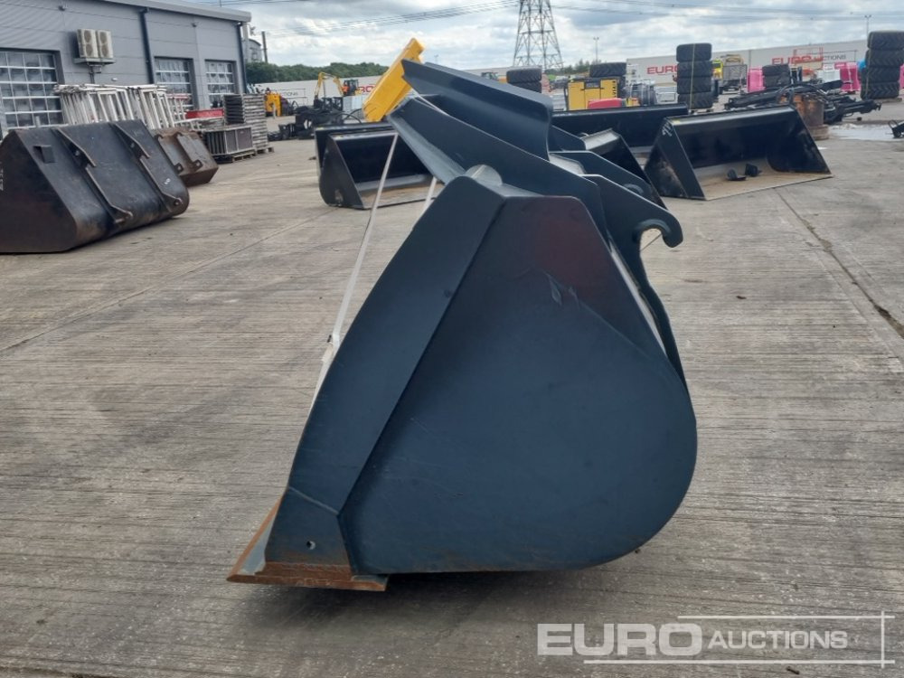 Hyundai 104" Loading Bucket to suit Hyundai HL940 Wheeled Loader - Godet: photos 2 Hyundai 104" Loading Bucket to suit Hyundai HL940 Wheeled Loader - Godet: photos 2