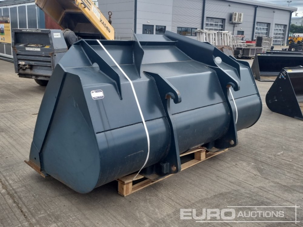 Hyundai 104" Loading Bucket to suit Hyundai HL940 Wheeled Loader - Godet: photos 3 Hyundai 104" Loading Bucket to suit Hyundai HL940 Wheeled Loader - Godet: photos 3