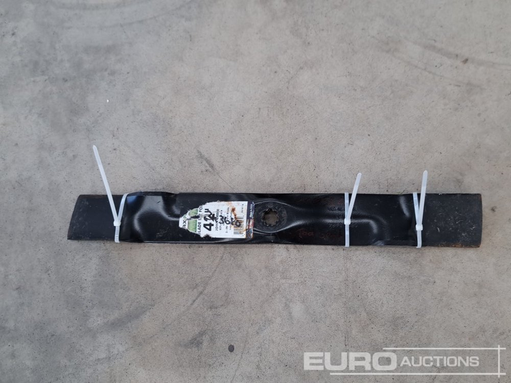 Lawnmower Blades to Suit 42" John Deere Mower (2 of) - Matériel de chantier: photos 2 Lawnmower Blades to Suit 42" John Deere Mower (2 of) - Matériel de chantier: photos 2
