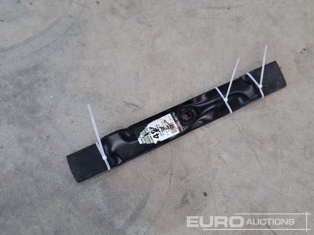 Lawnmower Blades to Suit 42" John Deere Mower (2 of) - Matériel de chantier: photos 1 Lawnmower Blades to Suit 42" John Deere Mower (2 of) - Matériel de chantier: photos 1