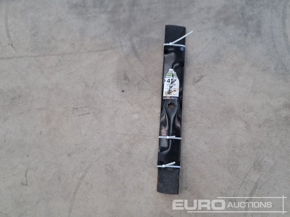 Lawnmower Blades to Suit 42" John Deere Mower (2 of) - Matériel de chantier: photos 4 Lawnmower Blades to Suit 42" John Deere Mower (2 of) - Matériel de chantier: photos 4