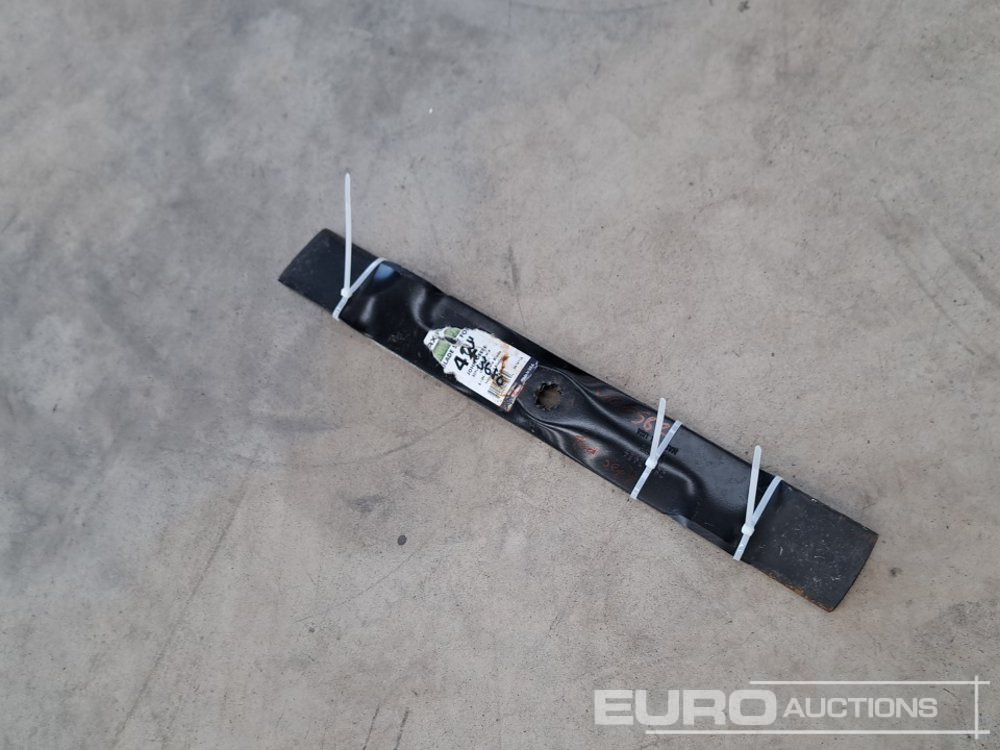 Lawnmower Blades to Suit 42" John Deere Mower (2 of) - Matériel de chantier: photos 3 Lawnmower Blades to Suit 42" John Deere Mower (2 of) - Matériel de chantier: photos 3