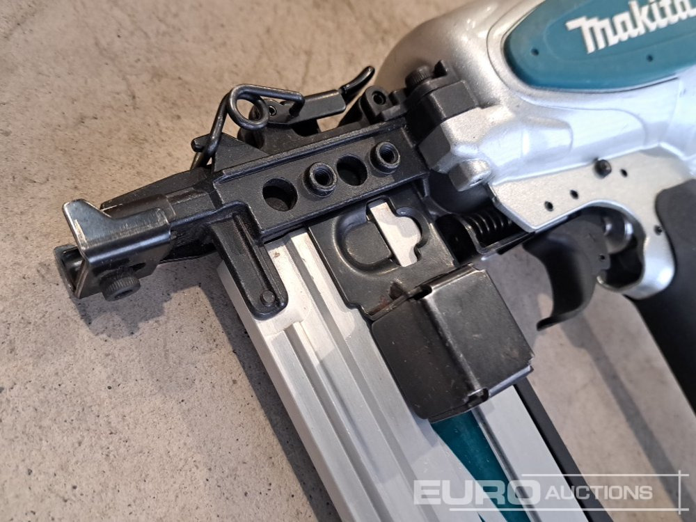 Matériel de chantier Makita AT1150A Prenumatic Nailer (Body Only): photos 11
