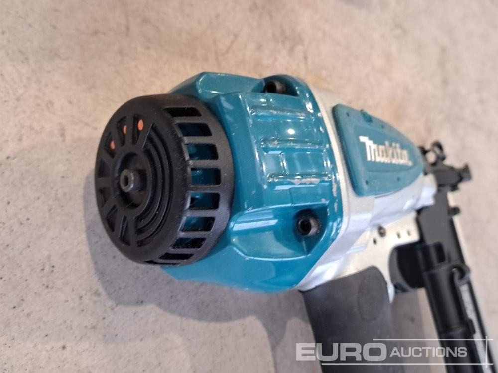 Matériel de chantier Makita AT1150A Prenumatic Nailer (Body Only): photos 15