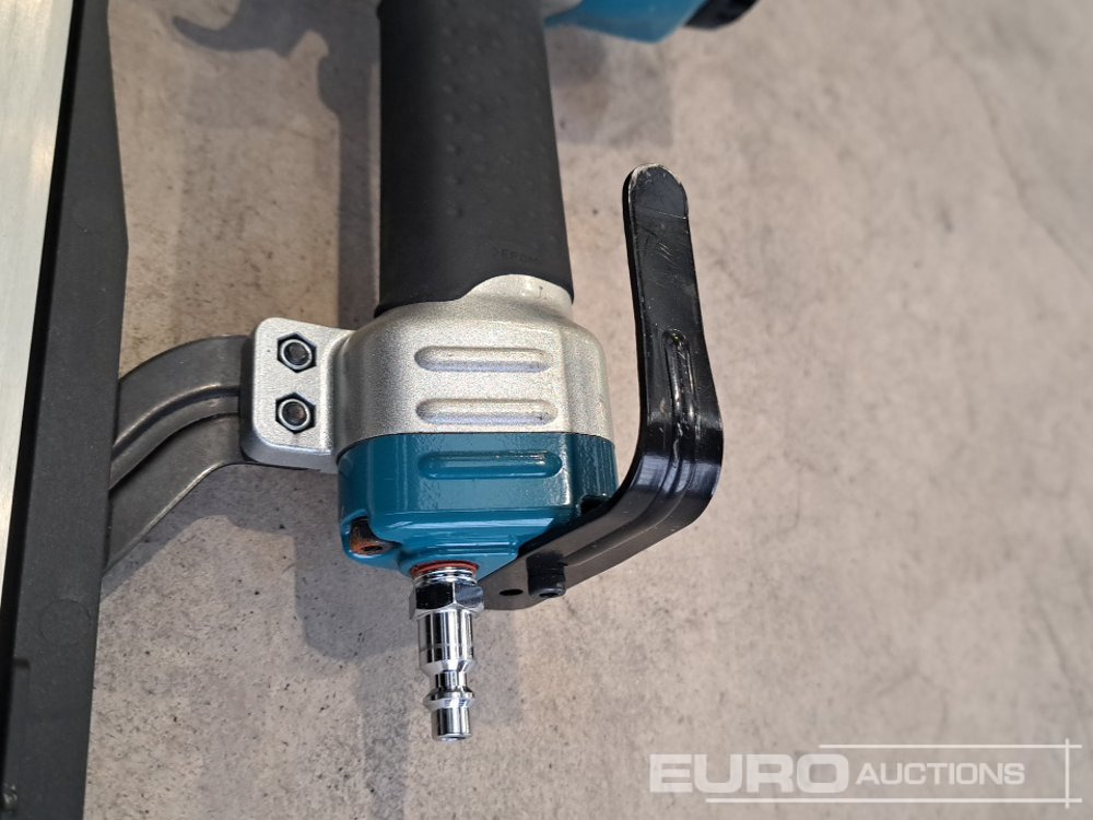 Matériel de chantier Makita AT1150A Prenumatic Nailer (Body Only): photos 9