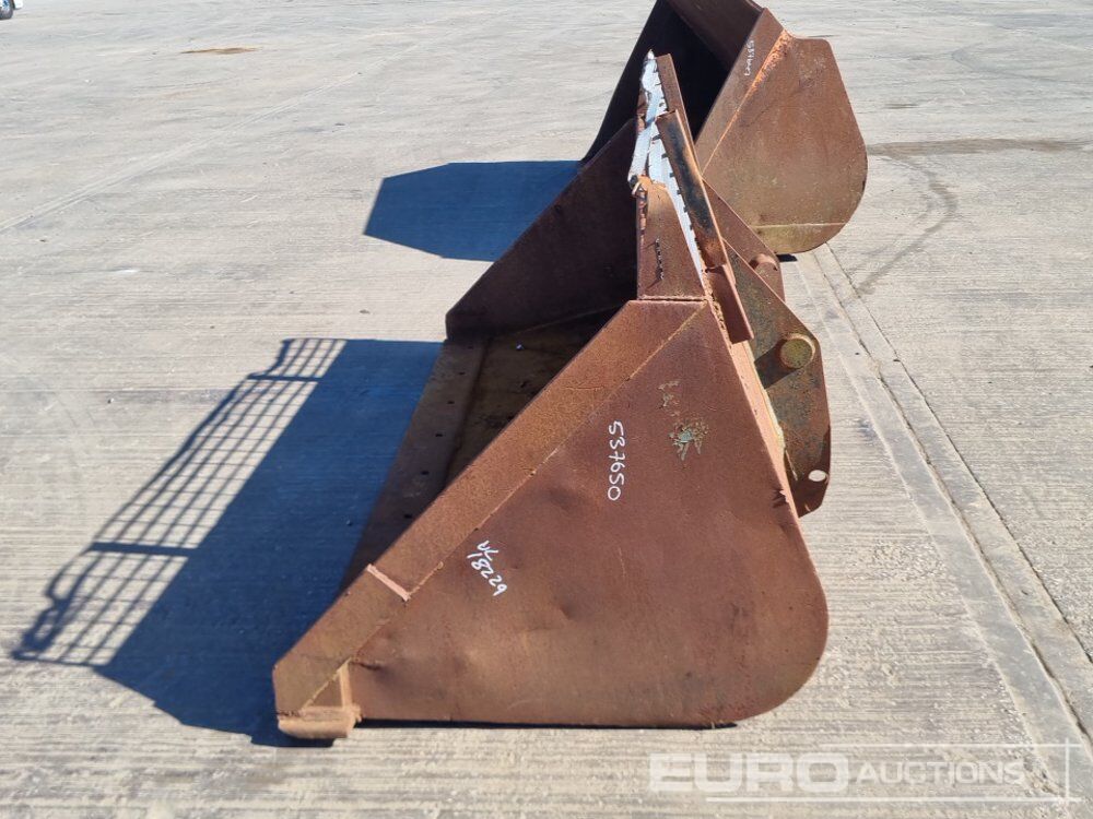 Manitou 94" Loading Bucket to suit Telehandler - Godet: photos 2 Manitou 94" Loading Bucket to suit Telehandler - Godet: photos 2